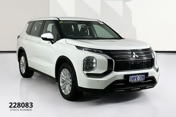 2023 Mitsubishi Outlander ZM ES image