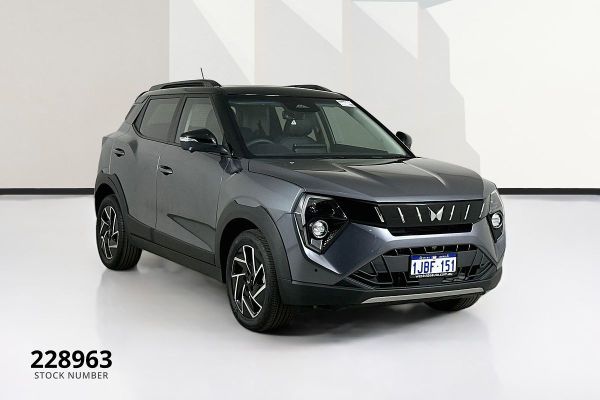 2025 Mahindra XUV 3XO  AX5L image