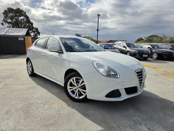 2013 Alfa Romeo Giulietta Series 0 MY13 Progression White 6 Speed Manual Hatchback image