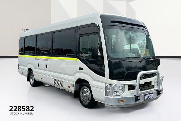 2022 Toyota Hiace  GL image