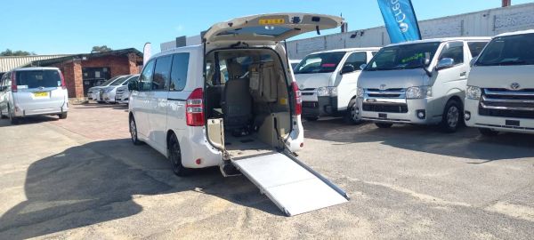 2012 Toyota Noah People Mover image