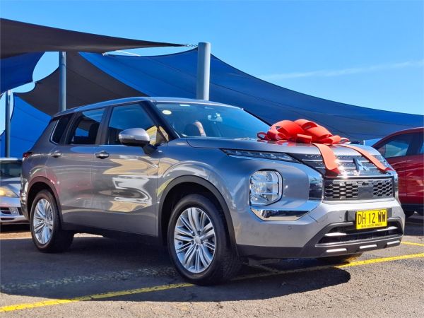 2023 Mitsubishi Outlander ZM ES image