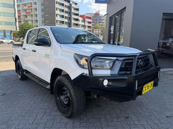 2020 TOYOTA HILUX DOUBLE CAB P/UP GUN126R FACELIFT SR (4x4) image