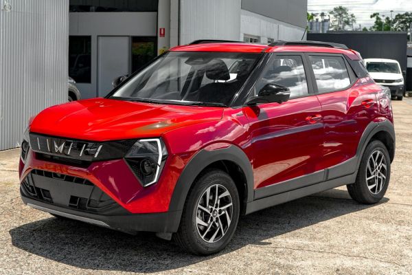 2025 Mahindra XUV 3XO  AX5L image
