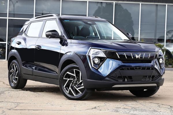 2025 Mahindra XUV 3XO  AX5L image