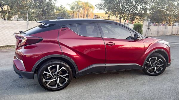 2019 Toyota C-HR SUV image