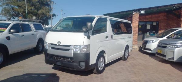 2015 Toyota HiAce low km Diesel turbo Auto van image