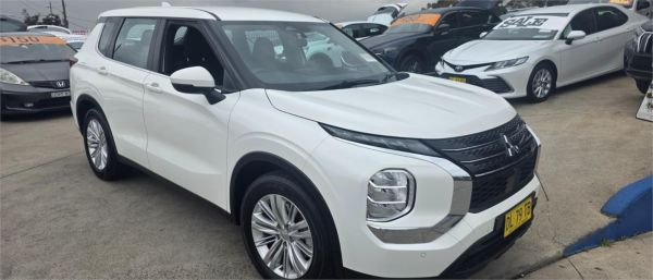 2024 Mitsubishi Outlander ZM ES image