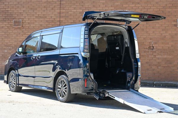 2015 Toyota Voxy Wagon ZRR80 Welcab image