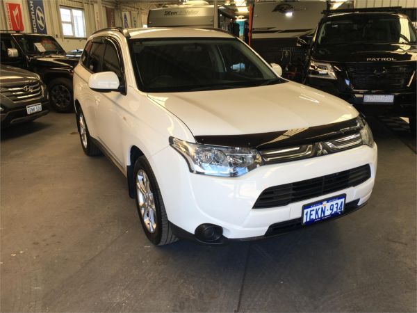 2013 MITSUBISHI OUTLANDER 4D WAGON ZJ MY14 ES (4x2) image
