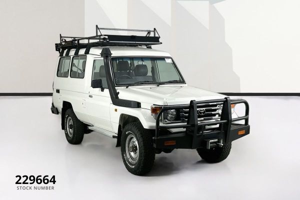 2004 Toyota LANDCRUISER RV (4x4) HDJ78R image