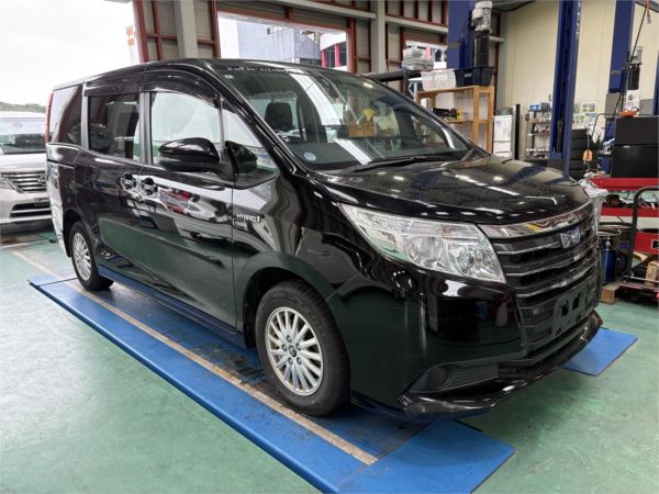 2015 Toyota Noah Van ZWR80 HYBRID X image