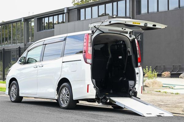 2017 Toyota Esquire Wagon ZRR85 Wellcab