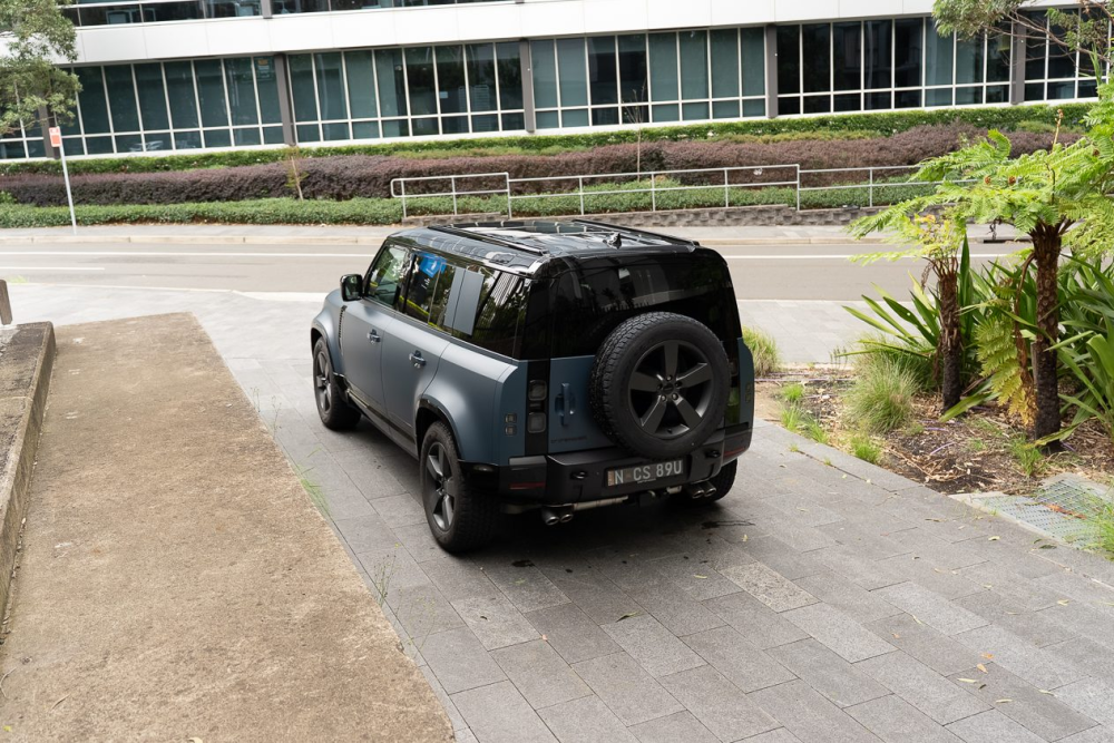 2026 Land Rover Defender 110 P425 X-Dynamic HSE