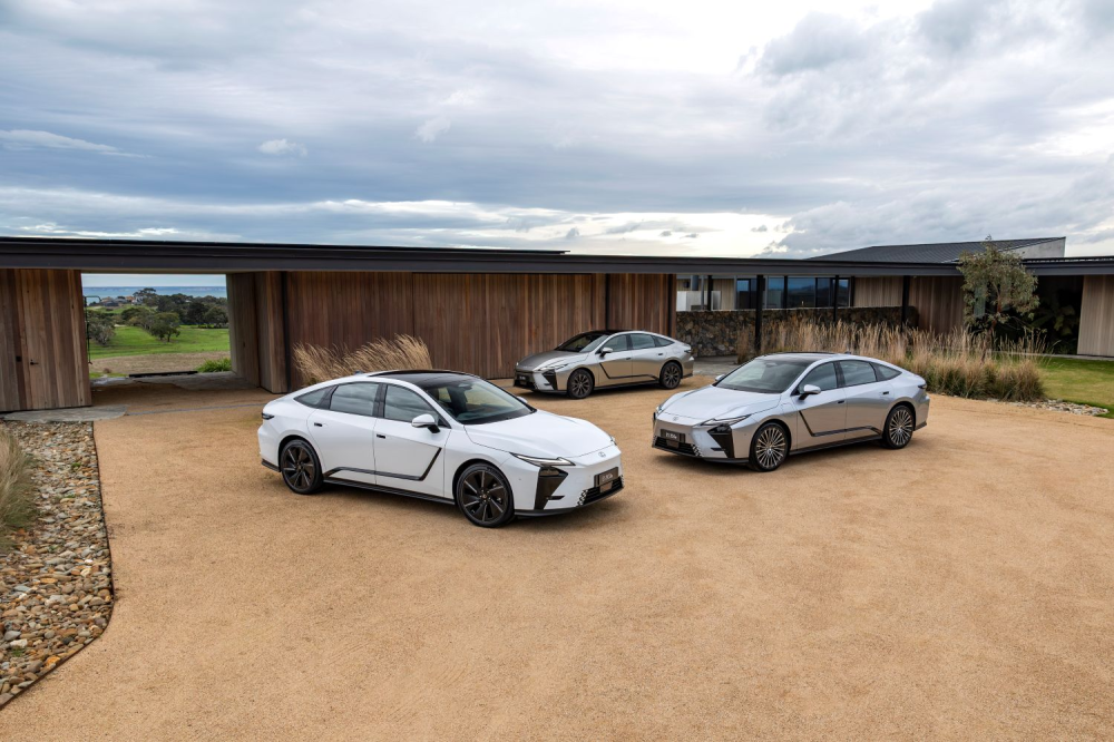 Lexus introduces next-gen ES luxury sedan image